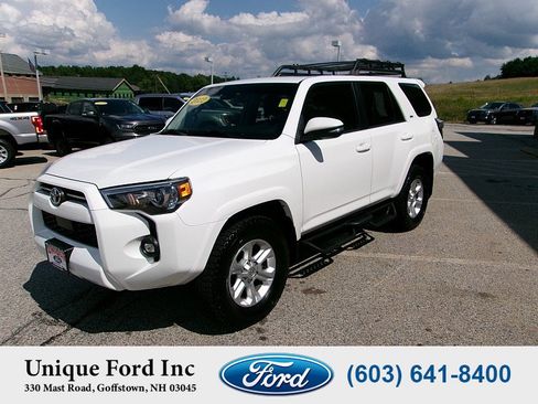 Used 2022 Toyota 4Runner SR5 Premium w/ Moonroof Package AWD/4WD image 4