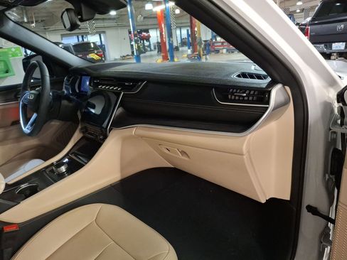 Certified 2024 Jeep Grand Cherokee Limited image 17