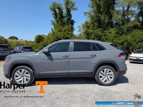 Used 2023 Volkswagen Atlas Cross Sport SE w/ Panoramic Sunroof Package FWD image 2