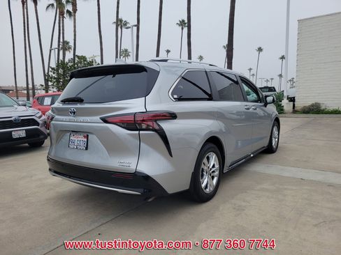 Certified 2023 Toyota Sienna Limited image 4
