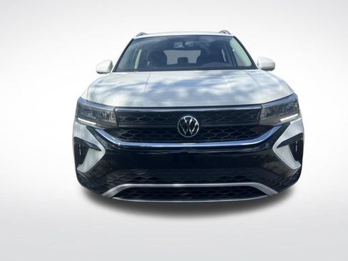 Used 2022 Volkswagen Taos SE FWD image 2