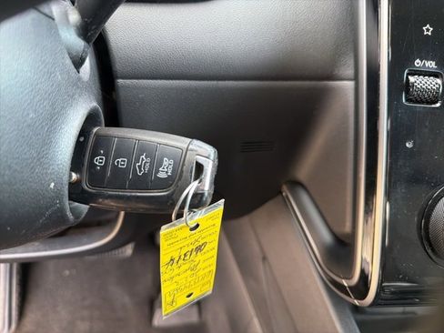 Used 2023 Hyundai Santa Cruz SE image 17