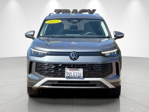 Used 2025 Volkswagen Tiguan SE AWD/4WD image 9