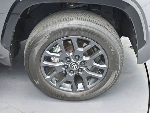 Used 2025 Toyota Tundra Platinum AWD/4WD image 36