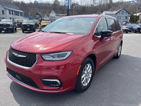 Used 2025 Chrysler Pacifica Select FWD image 1