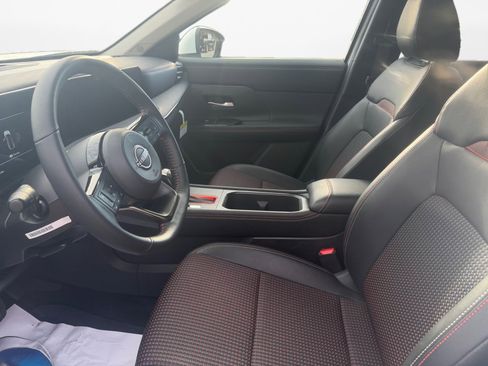 Used 2025 Nissan Kicks SR image 11