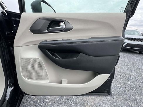 Used 2023 Chrysler Pacifica Touring-L image 16