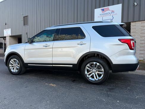Used 2016 Ford Explorer XLT image 3