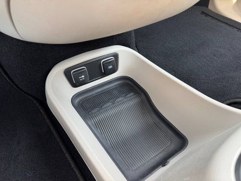Used 2017 Chrysler Pacifica Limited w/ UConnect Theater Package FWD image 26