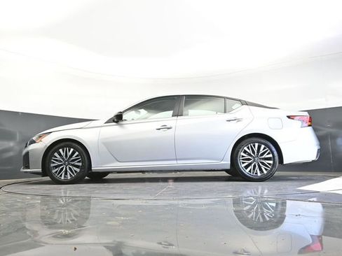 Used 2024 Nissan Altima 2.5 SV FWD image 39