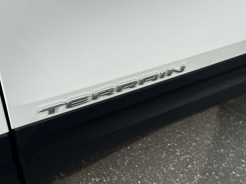 Used 2024 GMC Terrain SLT image 29