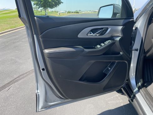 Used 2023 Chevrolet Traverse LT AWD/4WD image 19