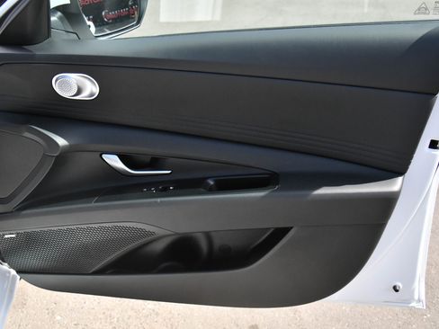 Used 2025 Hyundai Elantra Limited image 46