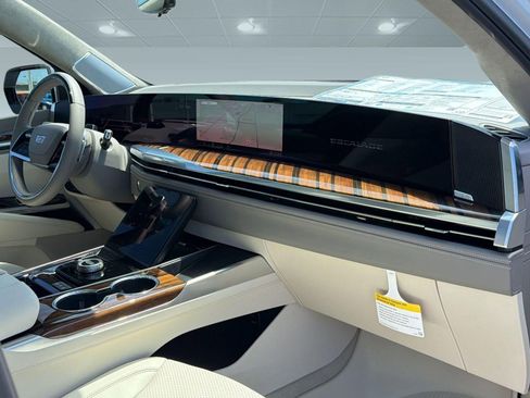 Certified 2026 Cadillac Escalade Platinum Sport w/ LPO, Floor Liner Package AWD/4WD image 32