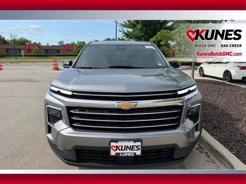 Used 2024 Chevrolet Traverse LT FWD image 3