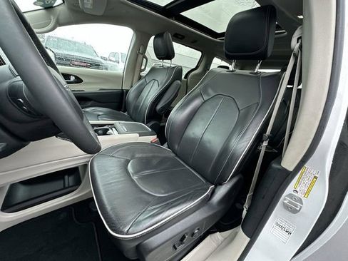 Used 2024 Chrysler Pacifica Limited image 20