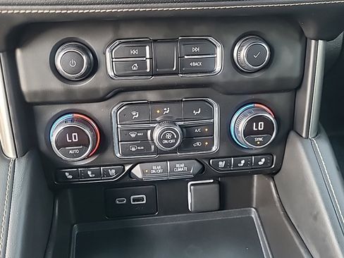Used 2021 Chevrolet Tahoe Premier AWD/4WD image 29