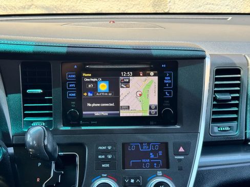 Used 2017 Toyota Sienna SE w/ SE Preferred Package FWD image 29