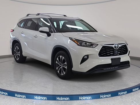 Used 2020 Toyota Highlander XLE AWD/4WD image 4
