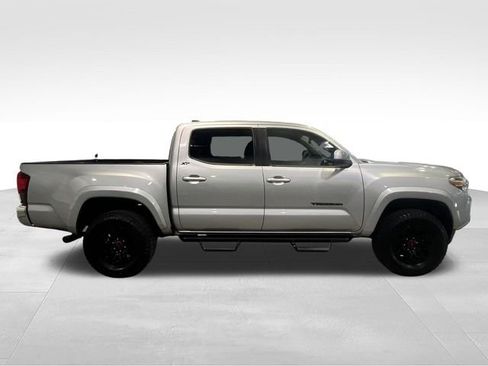 Used 2019 Toyota Tacoma SR5 AWD/4WD image 8
