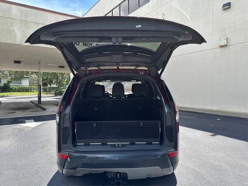 Used 2017 Land Rover Discovery SE image 13