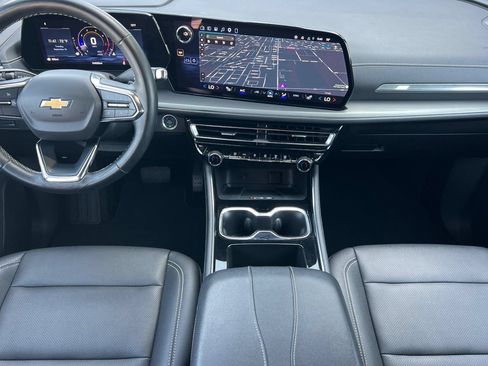 Used 2025 Chevrolet Traverse LT FWD image 18