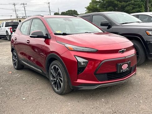 Used 2023 Chevrolet Bolt EUV Premier w/ Sun & Sound Package FWD image 1