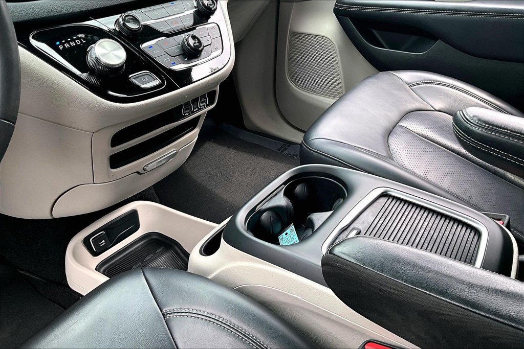 Used 2023 Chrysler Pacifica Touring-L FWD image 18