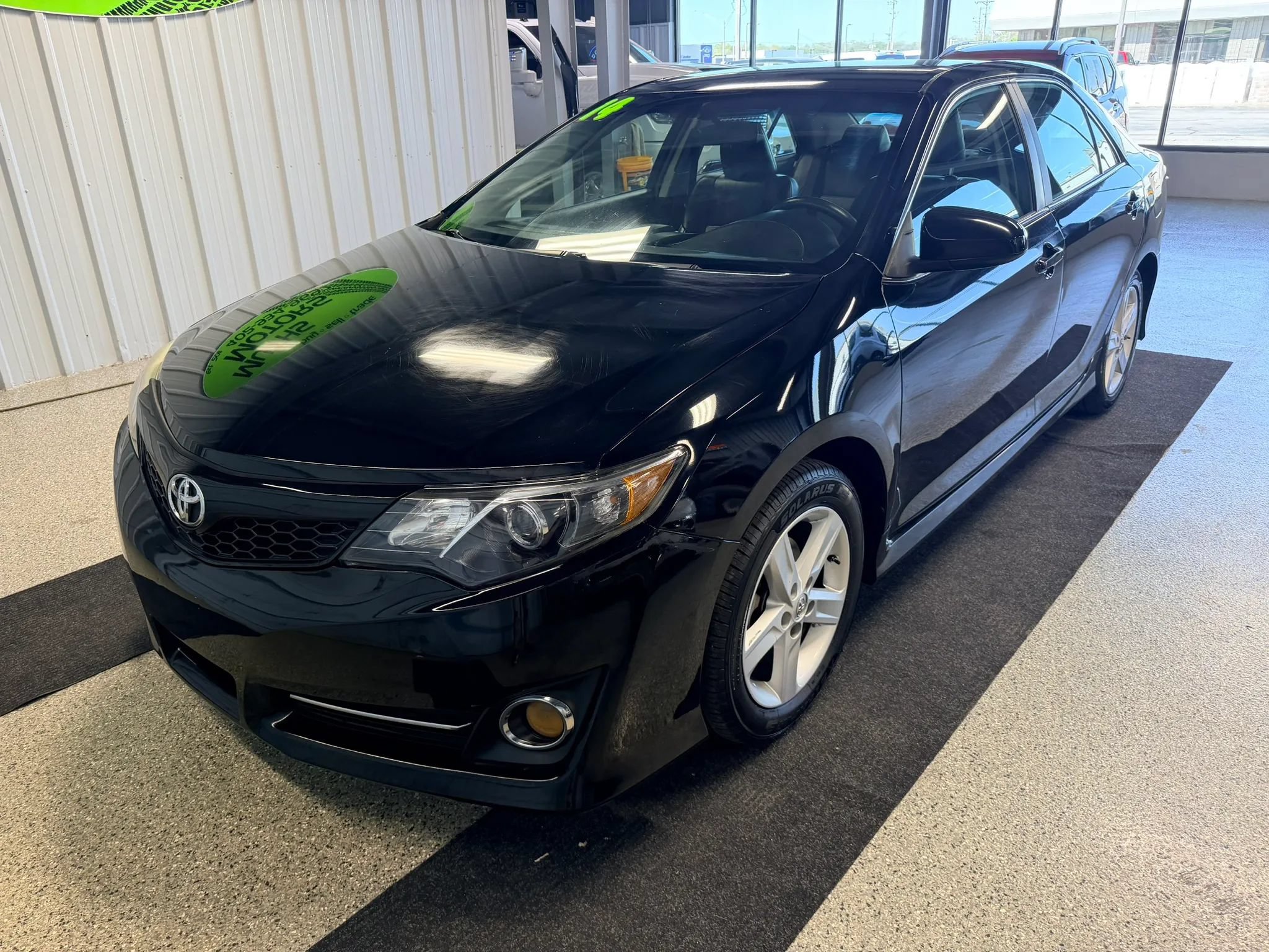 Used 2014 Toyota Camry SE FWD image 1