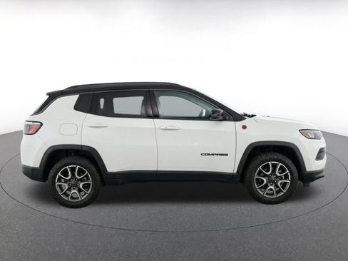 Used 2025 Jeep Compass Trailhawk AWD/4WD image 9
