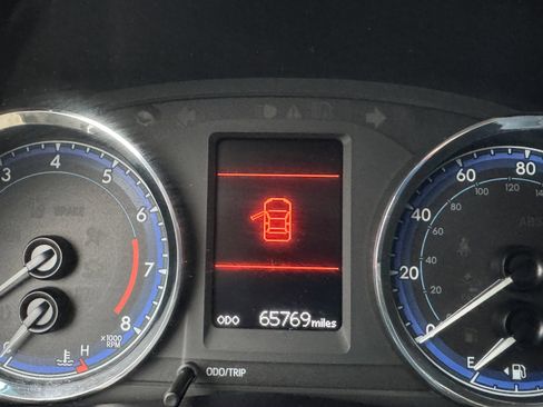 Used 2018 Toyota Corolla LE FWD image 3
