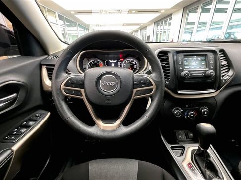 Used 2018 Jeep Cherokee Latitude FWD image 6