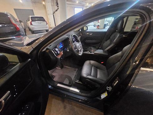 Certified 2023 Volvo XC60 B5 Plus AWD/4WD image 18