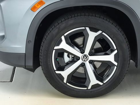 New 2025 Volkswagen Tiguan SE image 5