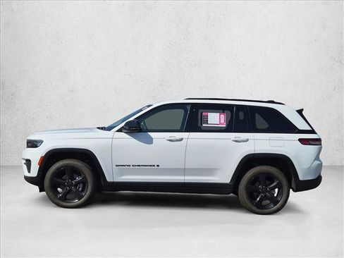 Used 2023 Jeep Grand Cherokee Altitude AWD/4WD image 8