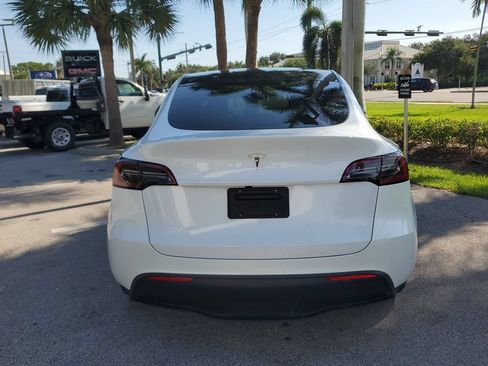 Used 2024 Tesla Model Y Long Range RWD image 4