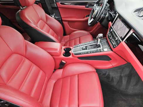 Used 2021 Porsche Macan Turbo image 15