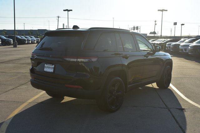 Used 2023 Jeep Grand Cherokee Limited w/ Black Appearance Package AWD/4WD image 5