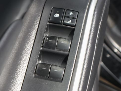 Used 2021 Toyota Highlander XLE AWD/4WD image 18