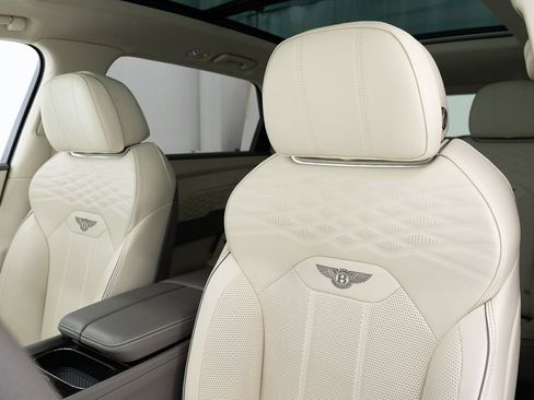 Certified 2023 Bentley Bentayga Extended Wheelbase AWD/4WD image 16