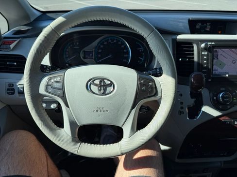 Used 2013 Toyota Sienna XLE w/ Premium Pkg FWD image 13