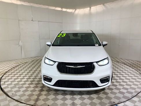 Used 2023 Chrysler Pacifica Touring-L AWD/4WD image 21