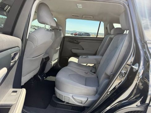 Used 2020 Toyota Highlander LE AWD/4WD image 11