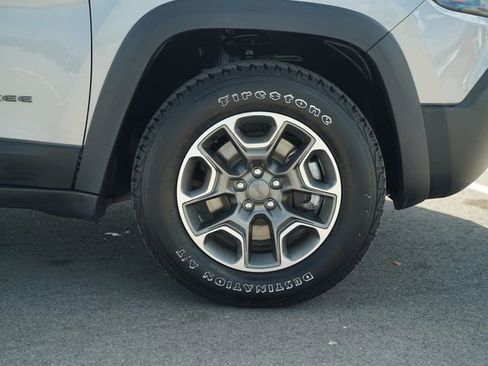 Used 2022 Jeep Cherokee Trailhawk AWD/4WD image 44