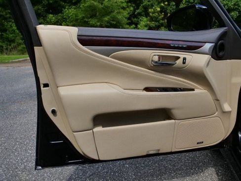 Used 2016 Lexus LS 460 w/ Comfort Package RWD image 31