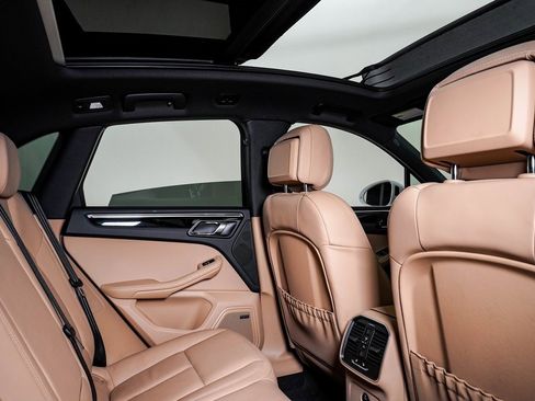 Certified 2025 Porsche Macan image 16