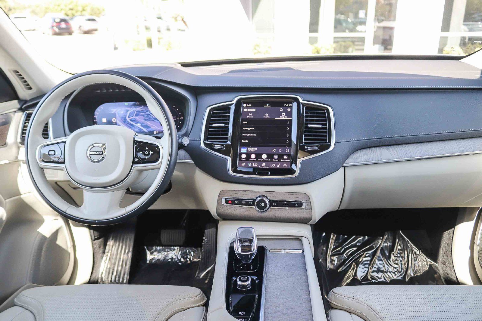 Used 2025 Volvo XC90 T8 Ultra w/ Protection Package Premier AWD/4WD image 14