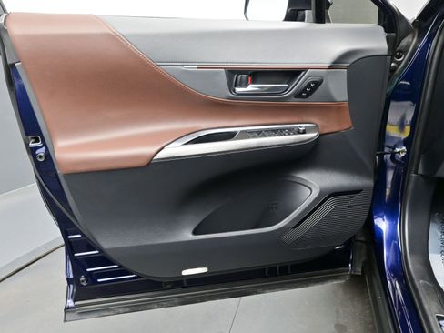 Used 2024 Toyota Venza XLE image 9