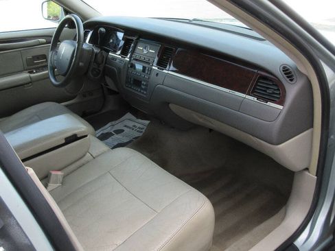 Used 2007 Lincoln Town Car Signature RWD image 23