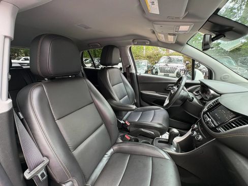 Used 2021 Chevrolet Trax LT w/ Premium Seat Package AWD/4WD image 8